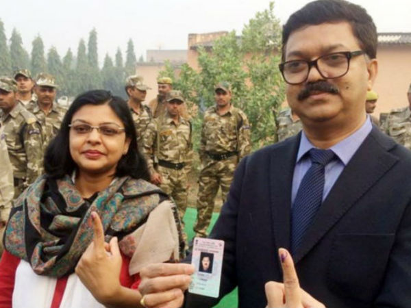 LIVE: टी.वेंकटेश ने भी अपनी पत्नी के साथ वोट डाला