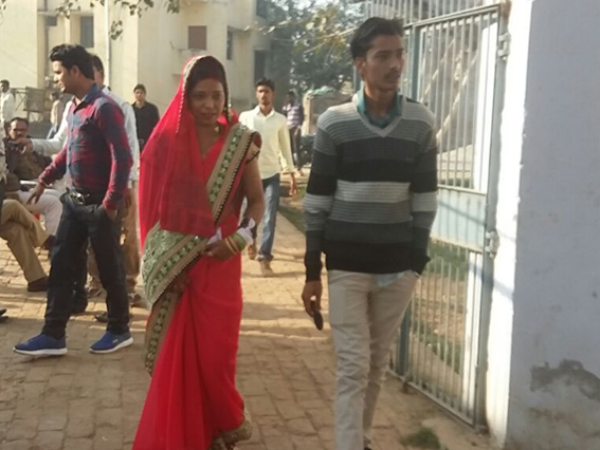 LIVE: यूपी चुनाव: नवविवाहिता ने ससुराल जाने से पहले किया मतदान