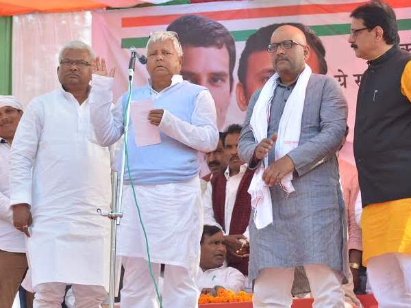 शाह की ली चुटकी, मोदी पर निशाना