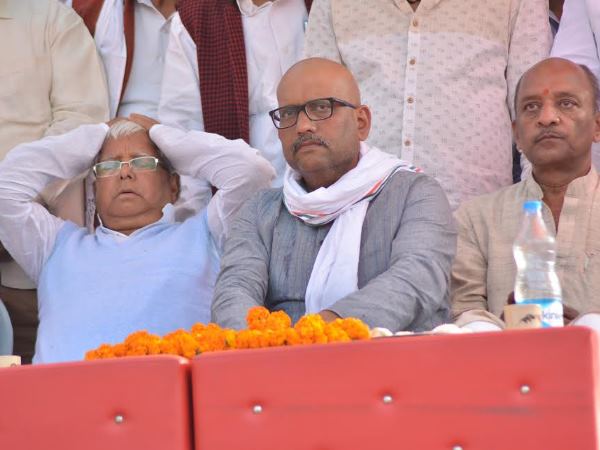 गंगा मैया के बहाने पर मोदी पर निशाना