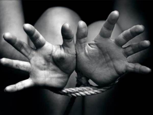 विदेशियों को बेचती थी बच्चे