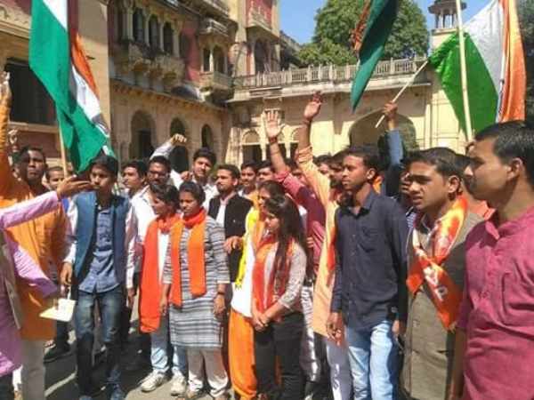 तिरंगा थामे छात्रों ने की नारेबाजी 