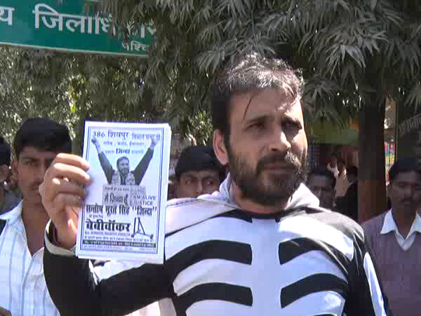 कैसे कर रहे हैं प्रचार 