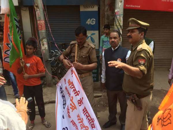 2. कांग्रेस का बैनर देखकर गुस्साए बीजेपी कार्यकर्ता