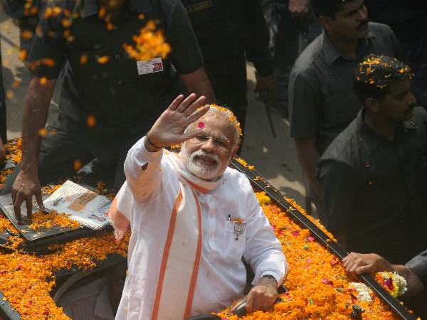 अखिलेश-राहुल के विश्वनाथ मंदिर जाने के दौरान बिजली कटने पर पीएम ने ली चुटकी