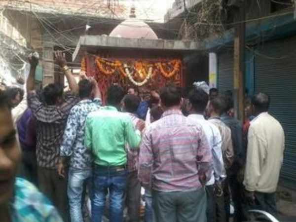 मंदिर में उमड़ा आस्था का हुजूम मंदिर में उमड़ा आस्था का हुजूम