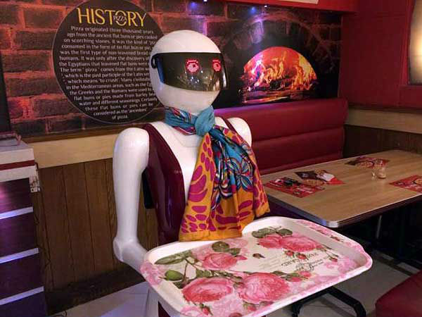  रोबोट सर्व करती है खाना