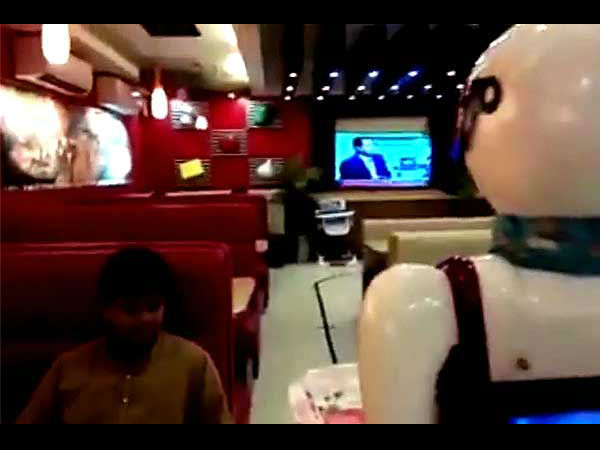  पाकिस्तान की पहली रोबोट वेटर