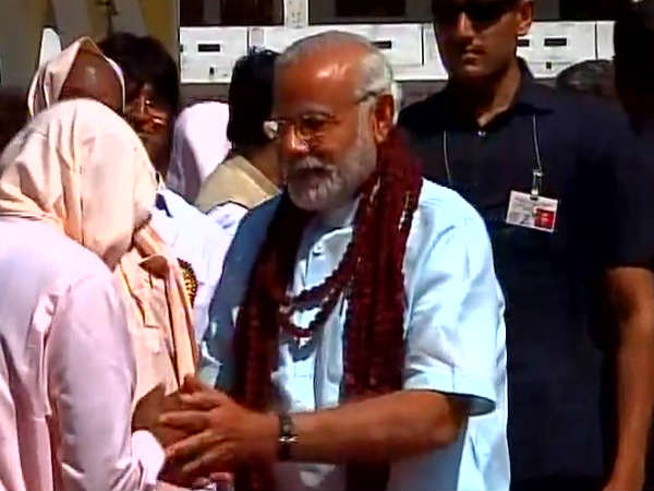 यादव नेता के साथ पहुंचे आश्रम