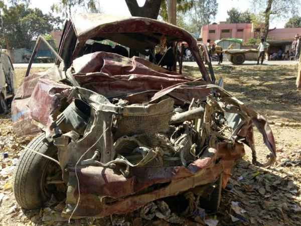 शादी के बीच में घूमने निकले बाराती