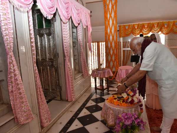 शास्त्री जी के आवास में मोदी