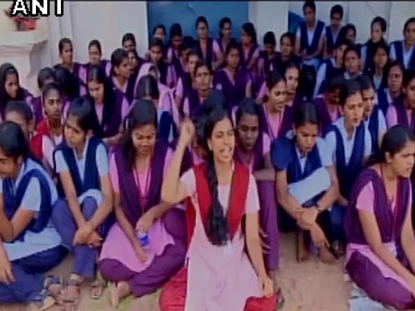 छात्राओं ने लगाए प्रिंसिपल पर आरोप