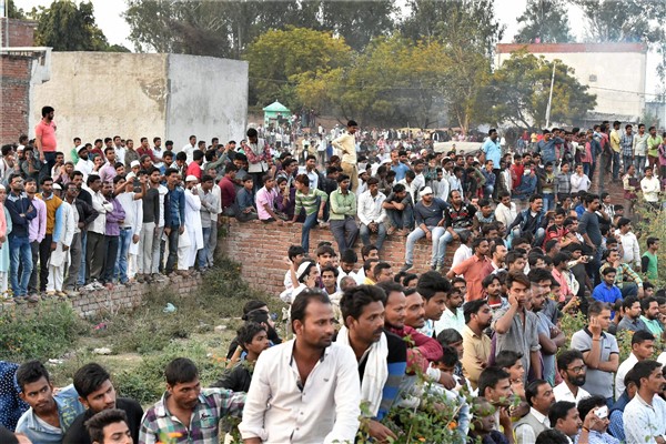 मौके पर स्‍थानीय लोगों को जमवाड़ा