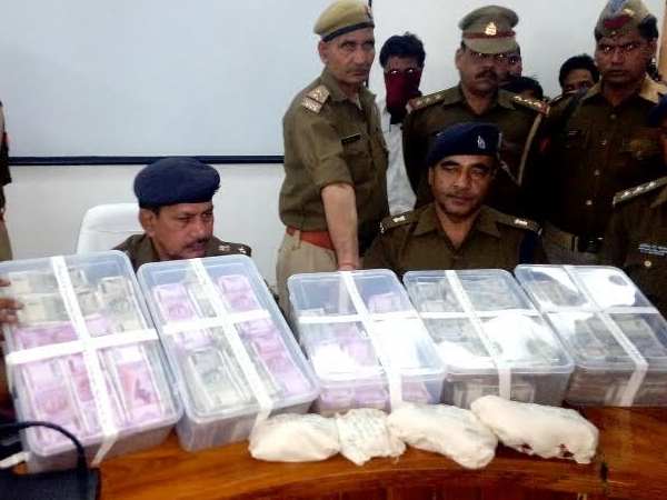 तस्करों के पास मिले लगभग 69 लाख रुपए