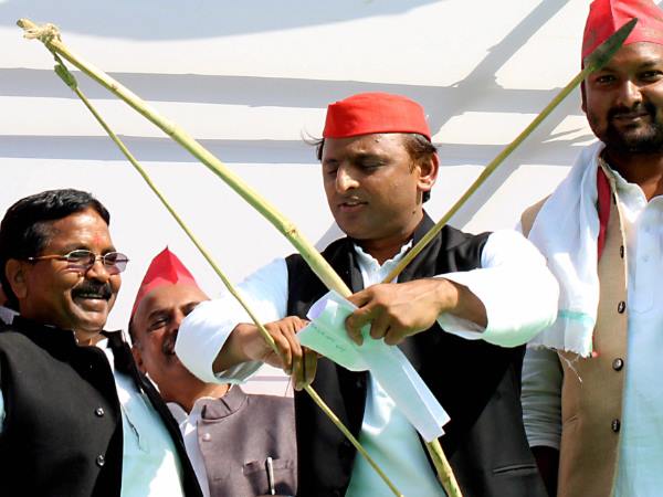 'कहते हैं सपा के लोग थाना चला रहे हैं' 'कहते हैं सपा के लोग थाना चला रहे हैं'