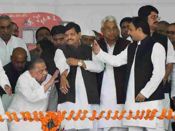 1-सपा कुनबा एक-दूसरे के खिलाफ लड़ रहा था 
