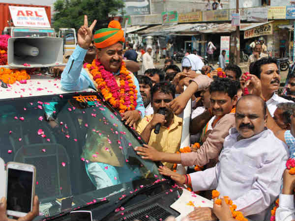  आरएसएस के करीबी