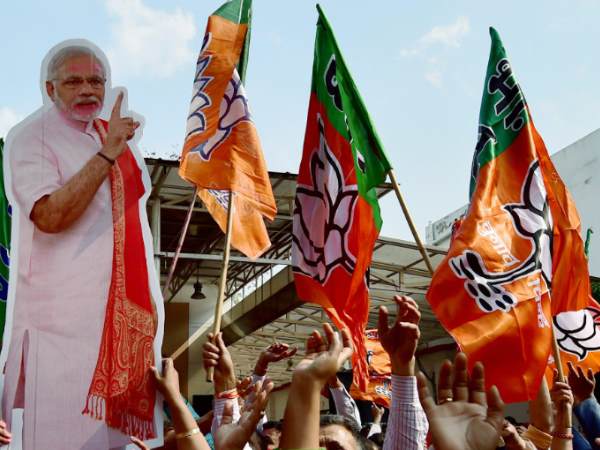 दूसरी पार्टियों के मजबूत नेताओं पर सेंध