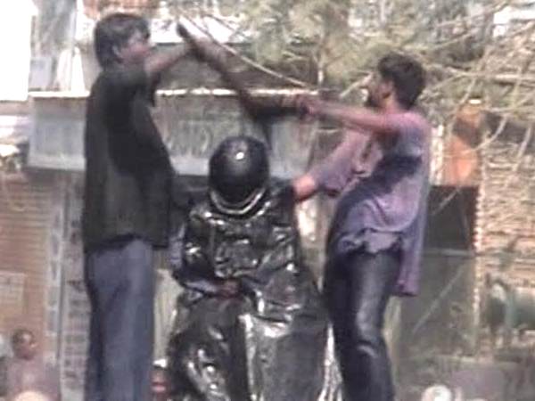 जुलूस में जमकर होता है हुड़दंग जुलूस में जमकर होता है हुड़दंग