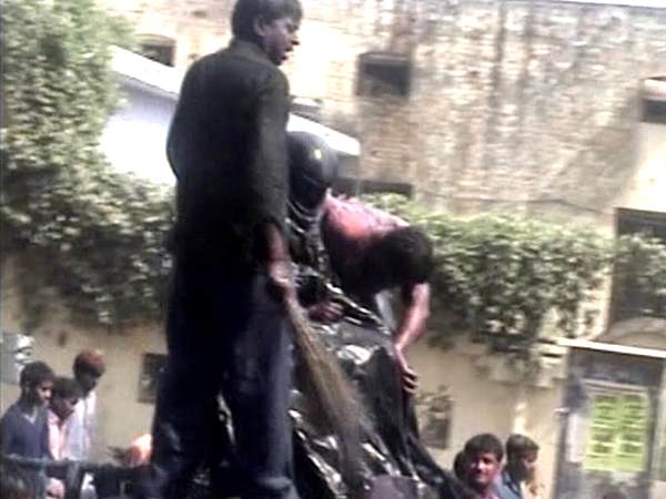 अंग्रेजों के खिलाफ गुस्सा निकालते हैं लोग अंग्रेजों के खिलाफ गुस्सा निकालते हैं लोग