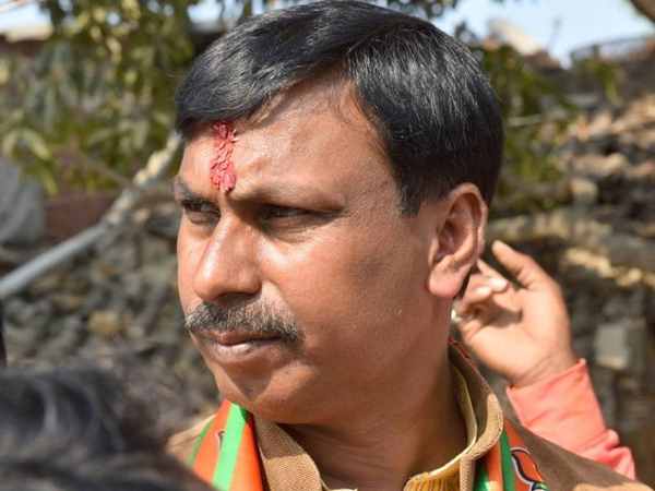 भाजपा प्रत्याशी ने समर्थकों के साथ किया था प्रदर्शन