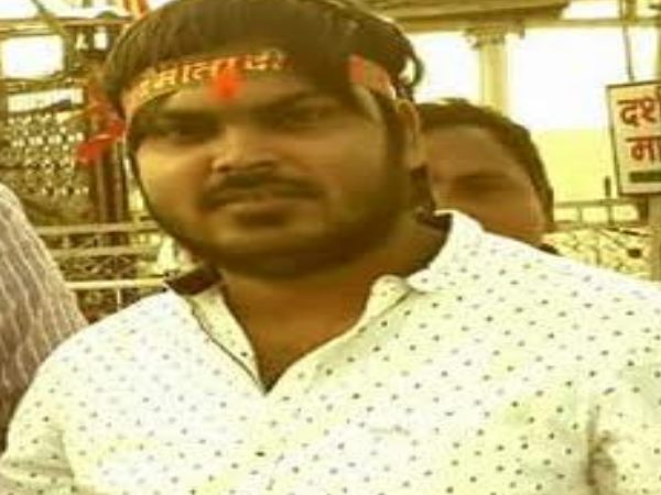 बेटे और बाप पर ये भी हैं आरोप