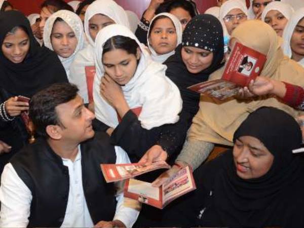 साफ-सुथरी छवि को लेकर आगे बढ़े अखिलेश यादव साफ-सुथरी छवि को लेकर आगे बढ़े अखिलेश यादव