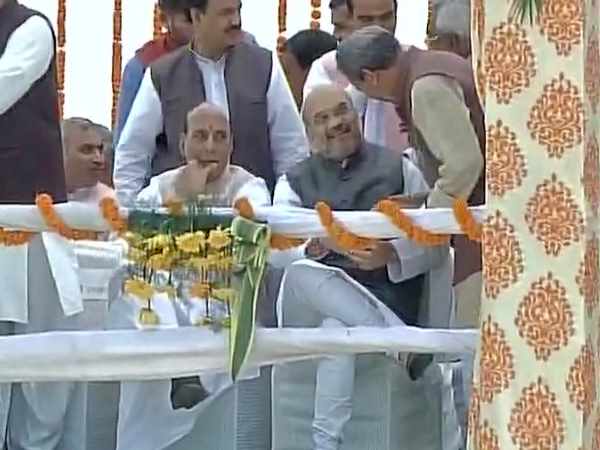 शपथ ग्रहण में पहुंचे पीएम मोदी