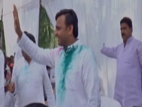 यूपी में हार के बाद ऐसे मनी अखिलेश यादल की होली, तस्वीरें