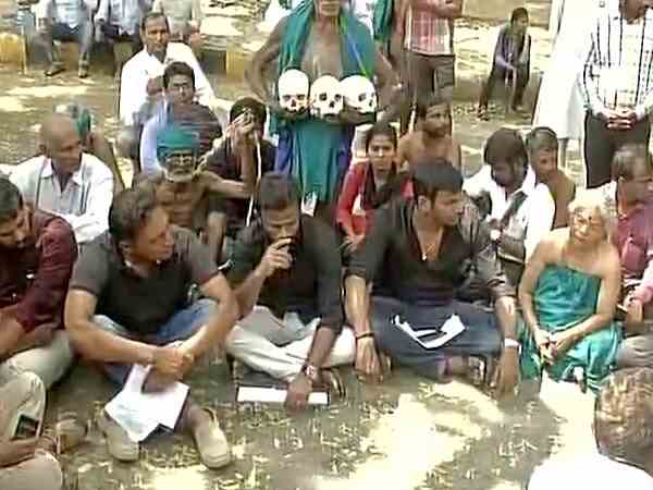 भूखे मर रहे किसानों की आवाज को समर्थन देने आयाहू प्रकाश राज