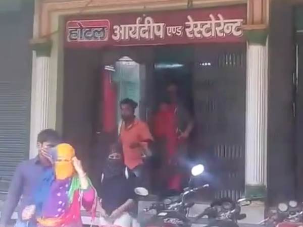 आपत्तिजनक अवस्था में मिले जोड़े