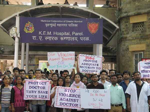 डॉक्टरों से मार-पीट के चलते प्रदर्शन