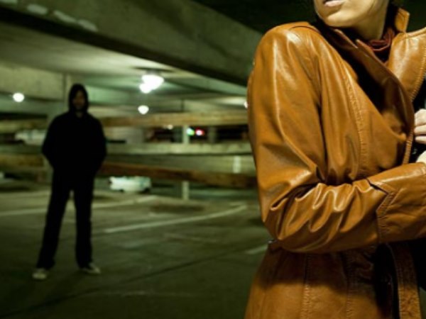 हाथ से इशारा करके मांग रहा था नंबर