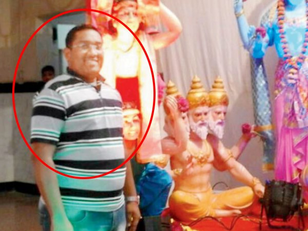 बीच राह पकड़ लिया हाथ