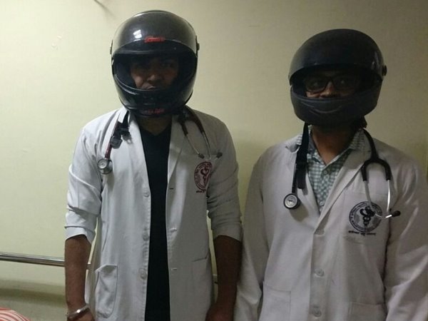 महाराष्ट्र के रेजीडेंट डॉक्टरों के समर्थन में एम्स के रेजीडेंट डॉक्टर