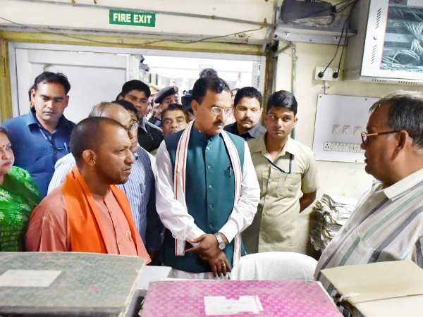 आदित्यनाथ के पास ये मंत्रालय