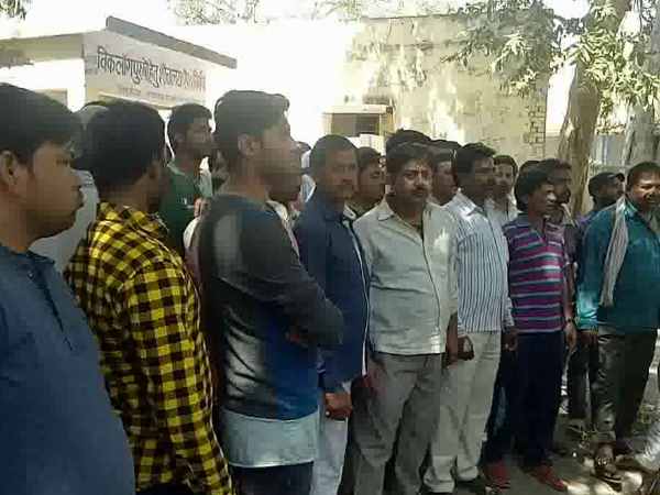 'लाइसेंस दो वरना भूखे मर जाएंगे'