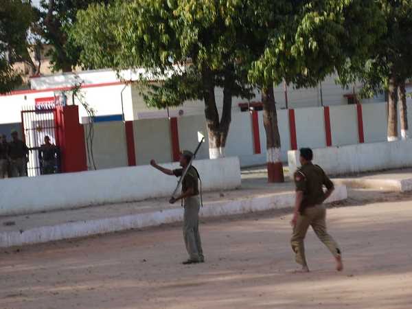 पुलिस लाइन में राइफल लेकर दौड़ा पुलिसकर्मी