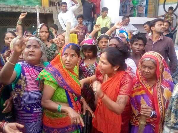 महिलाओं के भीड़ देखकर भागे दुकानदार