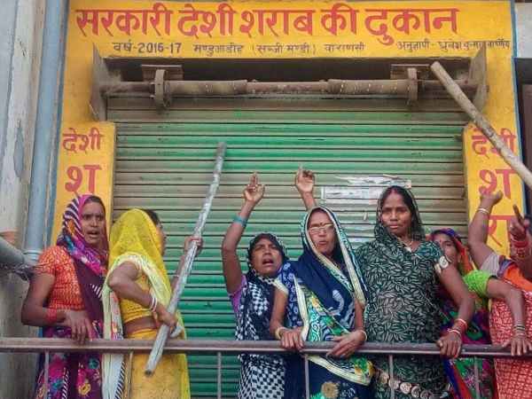 अपने पतियों पर लगाया आरोप