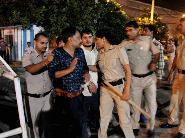 रोमियो मतबल लड़कियों के साथ छेड़खानी करने वाला