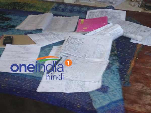 वनइंडिया की टीम को देखकर कॉपी लिख रहे लोग भागे