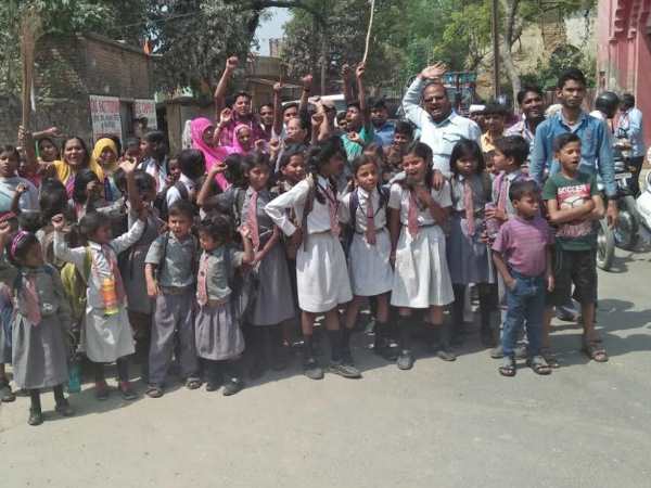 महिलाओं के बाद अब बच्चे भी सड़क पर