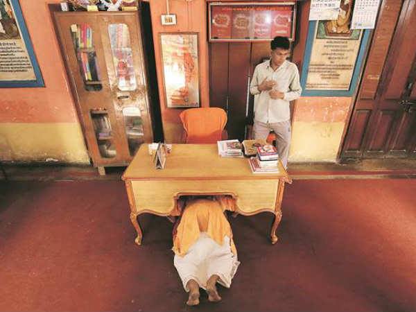 कब्रिस्तान के बगल में लगवाया पीपल का पेड़