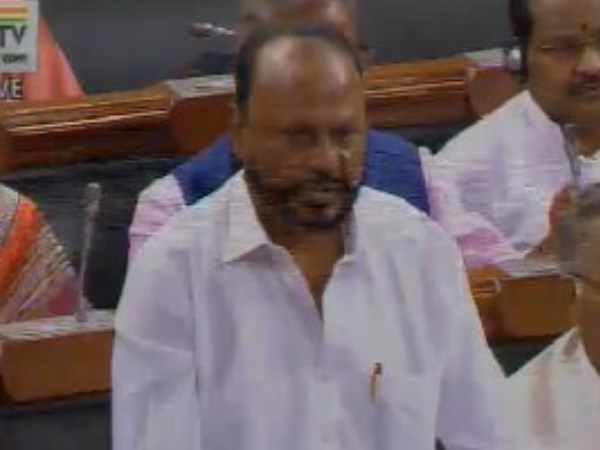 सांसद को लेकर एयरलाइंस का बैन सही नहीं: शिवसेना