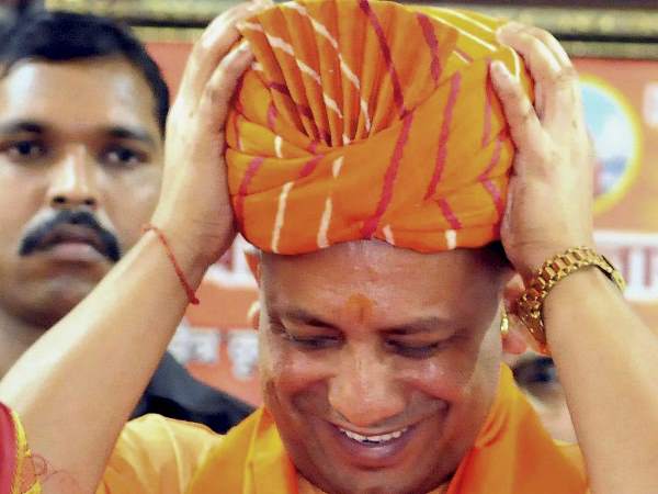 सीएम योगी भी नौ दिन तक करते हैं पूजा-पाठ