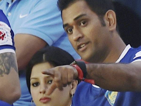 धोनी पर शुरू हुई बहस