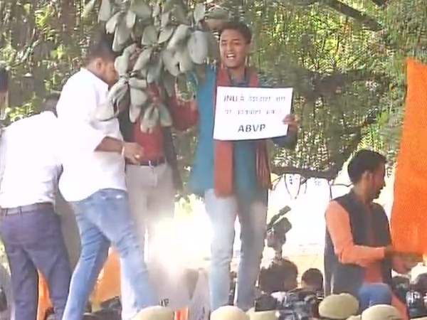 दिल्ली पुलिस हेडक्वार्टर पर एबीवीपी का प्रदर्शन, लगे दिल्ली पुलिस शर्म करो के नारे