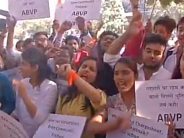 यह कैसी पढ़ाई है और ये कौन से छात्र हैं