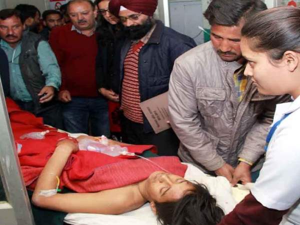 हिमाचल: गहरी खाई में जा गिरी कार, चार युवकों की मौत हिमाचल: गहरी खाई में जा गिरी कार, चार युवकों की मौत